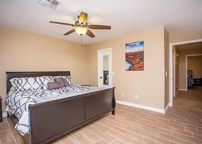 Final Four! 2 Minutes From Stadium 3bedroom Holiday home *